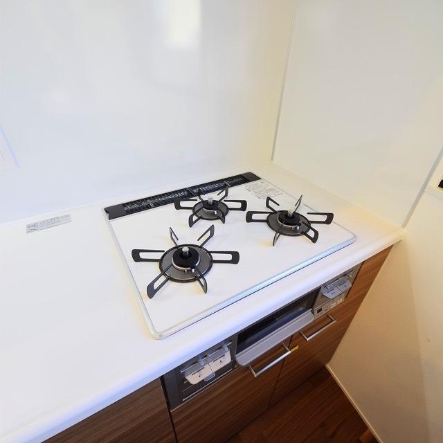 白いコンロって珍しい！優しいカラーリングでお料理も楽しくなりそう。