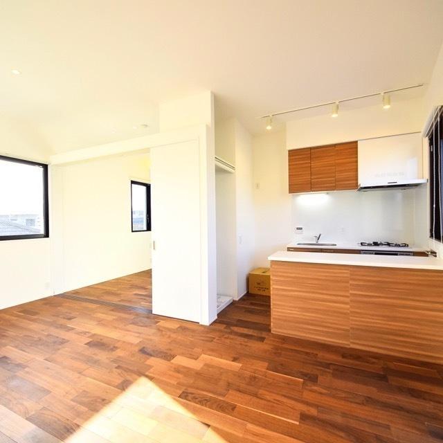 キッチン前にダイニングテーブル、洋室の前にソファがよさそう。