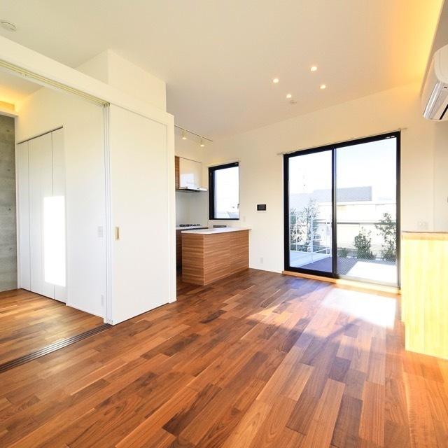 キッチン側に大きな窓があり、明るい光が届きます。