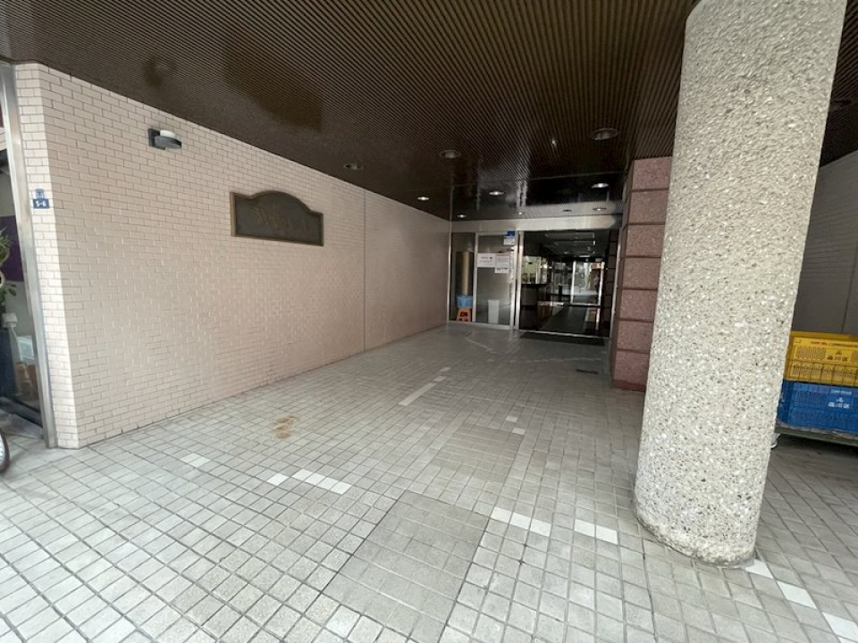 太い柱が目印のエントランス。