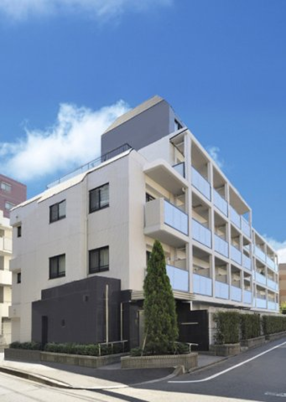 白基調の上品な建物です。