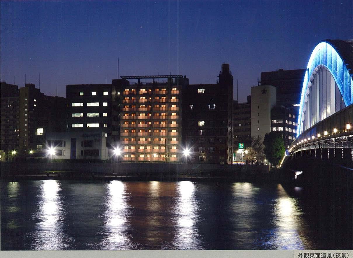 対岸から見た建物。夜の雰囲気も素敵…！