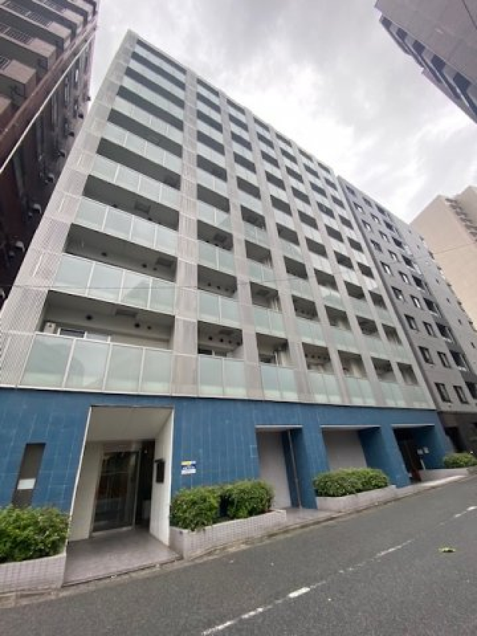 水の色を連想させるカラーリングのどっしりとした建物です。