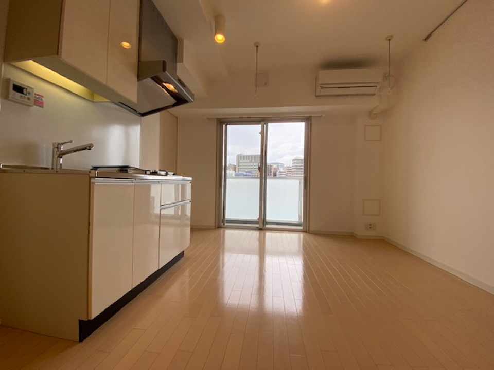 お部屋はシンプルで機能的なワンルーム。※参考写真