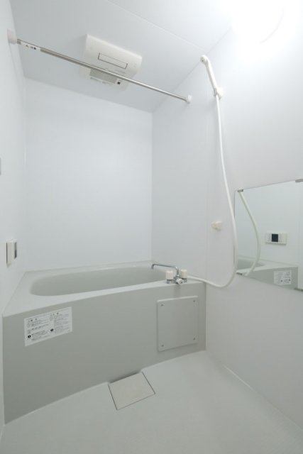 シンプルで機能的なお風呂。脱衣所はないのでご注意ください。