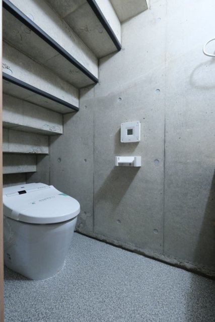 トイレは屋根が階段の形をしたユニークな空間。隠れ家っぽくてワクワクしますね。