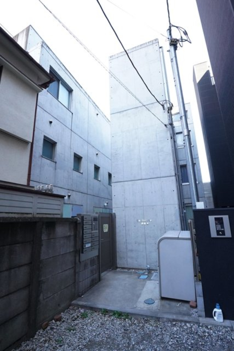 コンクリ基調の存在感ある建物。