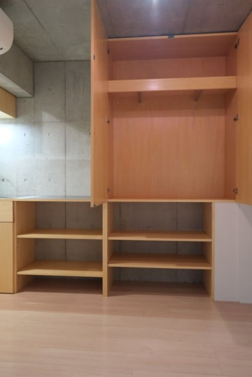 そのままひと続きになった棚と収納がこちらに！たっぷり入りそう。