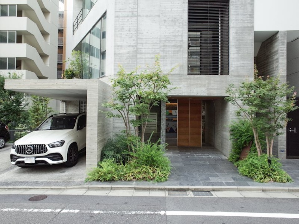 エントランスは道路から少しだけ奥まっています。