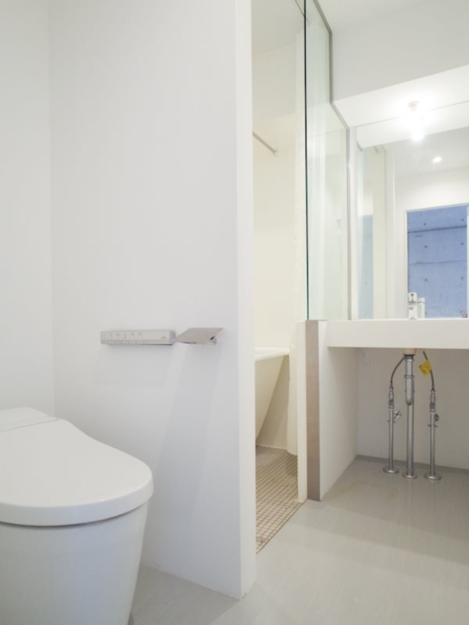 水回りはぎゅっとコンパクトに。トイレは同じ空間ですが、壁で遮られています。