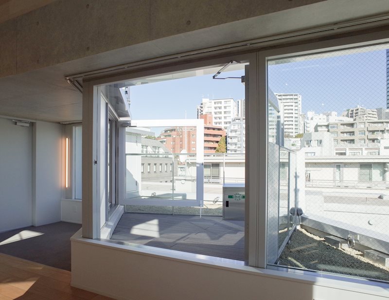 この開放的なバルコニーの景色も素敵…！植物をたくさん置いて癒されたいですね。