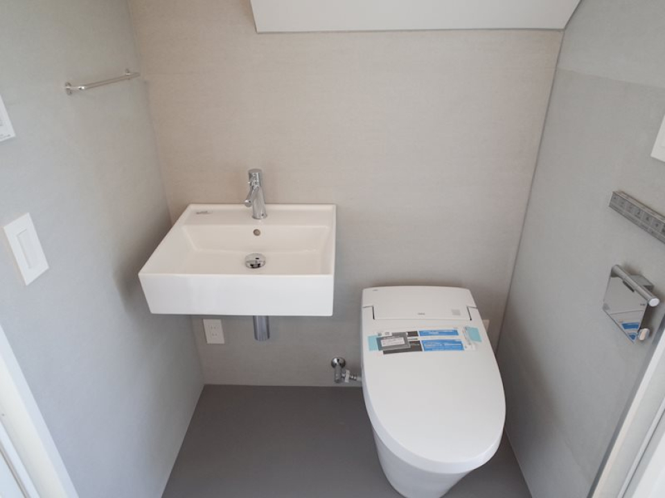 1F水回り。洗面台とトイレが同じ空間に。