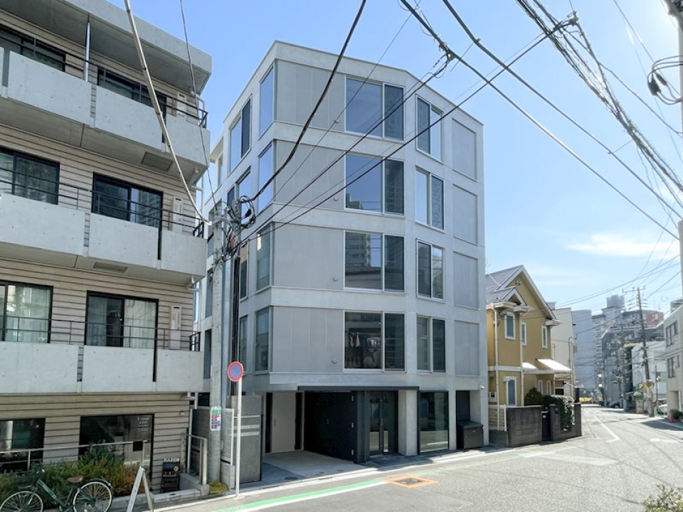 コンクリの窓のコントラストが印象的な建物。