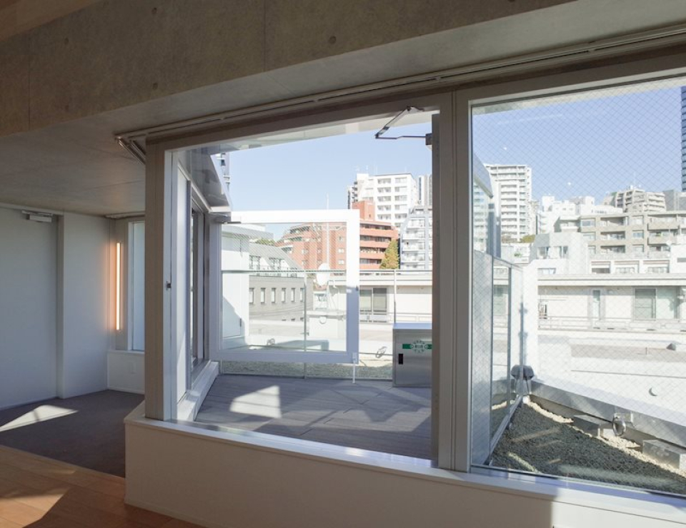 この開放的なバルコニーの景色も素敵…！植物をたくさん置いて癒されたいですね。
