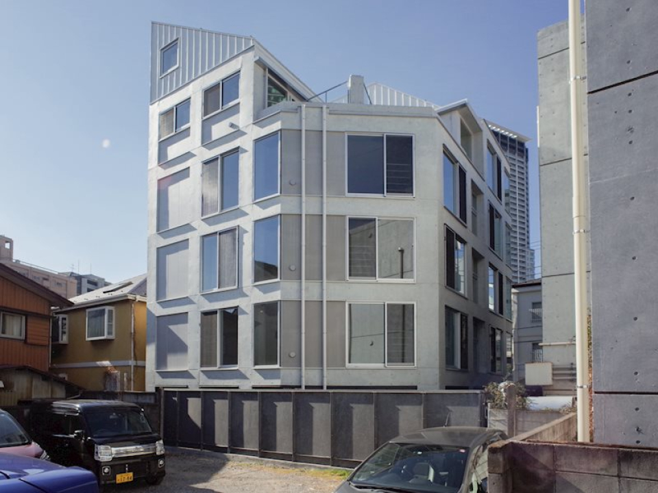 違う側面はまた違う形の、ユニークな建物です。