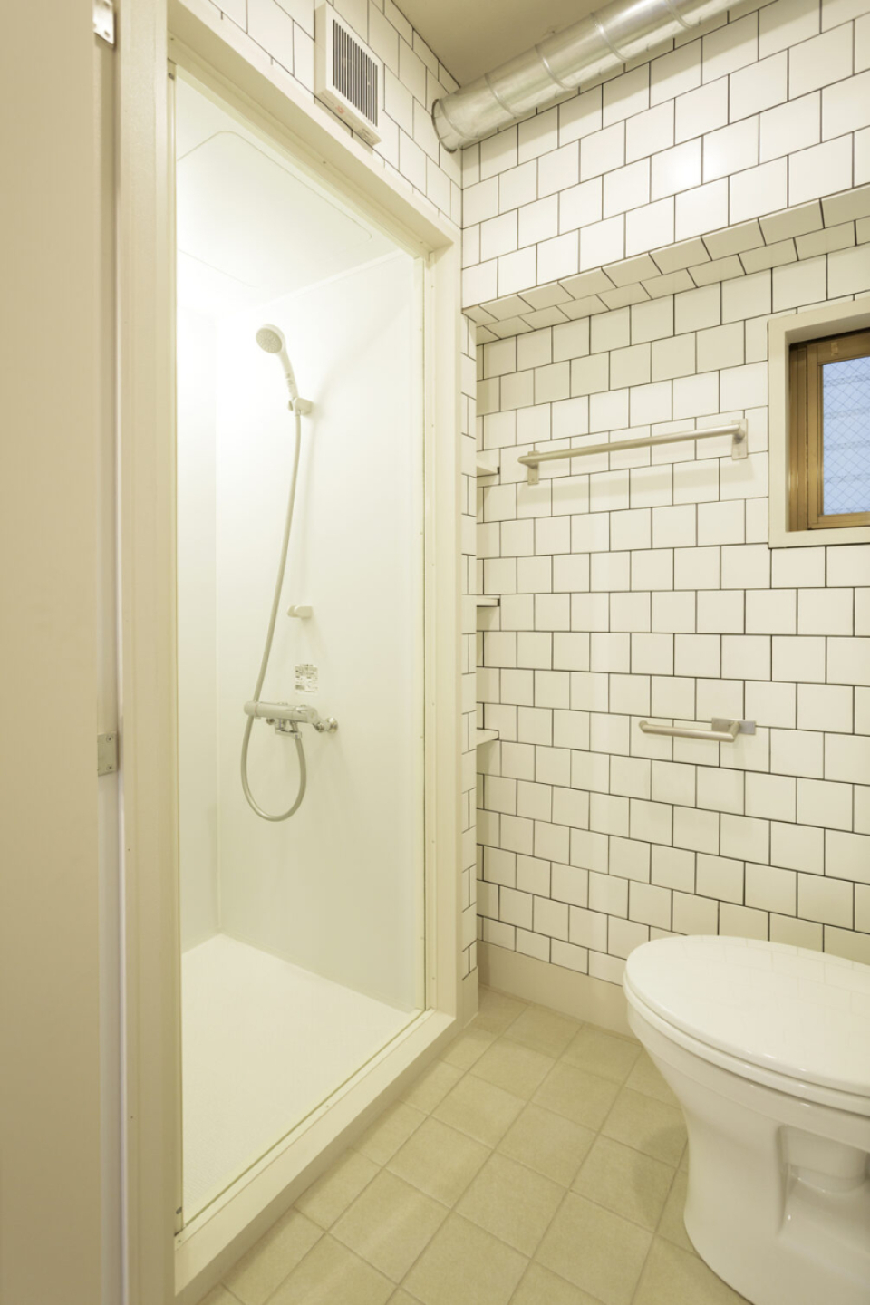 トイレとシャワールームのみのシンプルで機能的な空間。