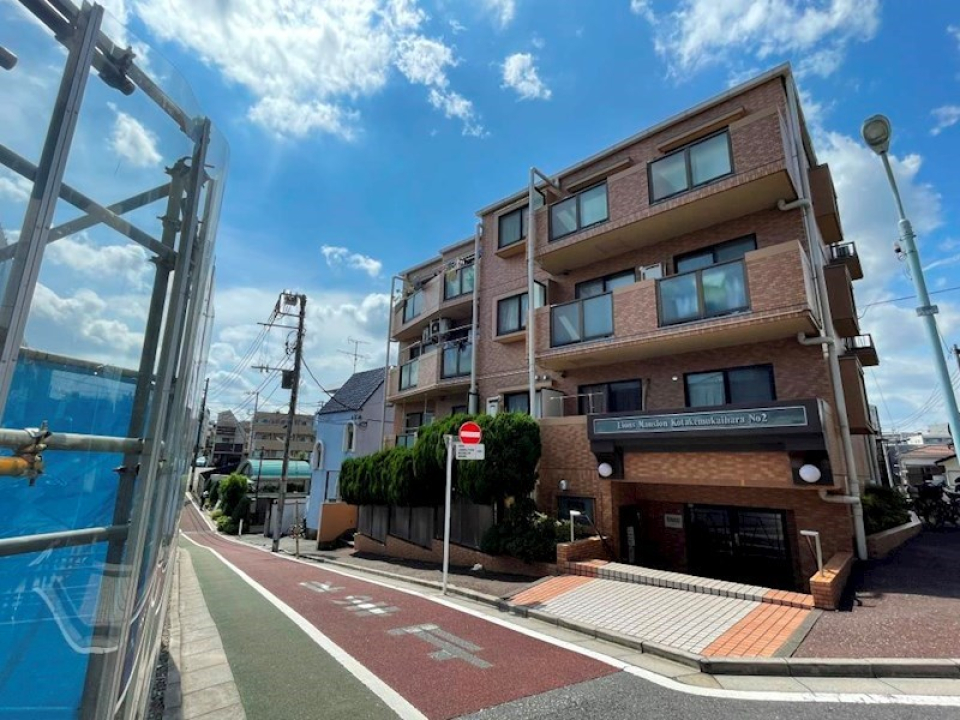 存在感のあるどっしりとした建物です。