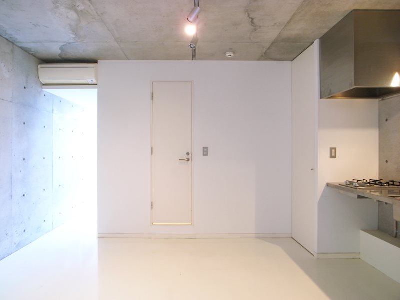 白い壁が水回り、左の明るい道の向こうが洋室です。