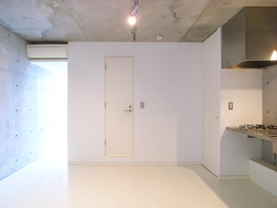 白い壁が水回り、左の明るい道の向こうが洋室です。