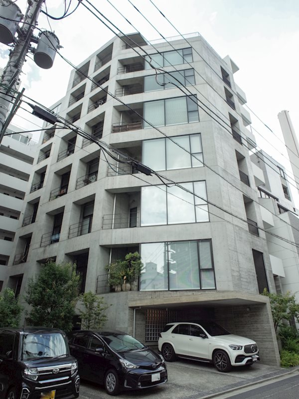 格子状のベランダが特徴のどっしりとした建物。