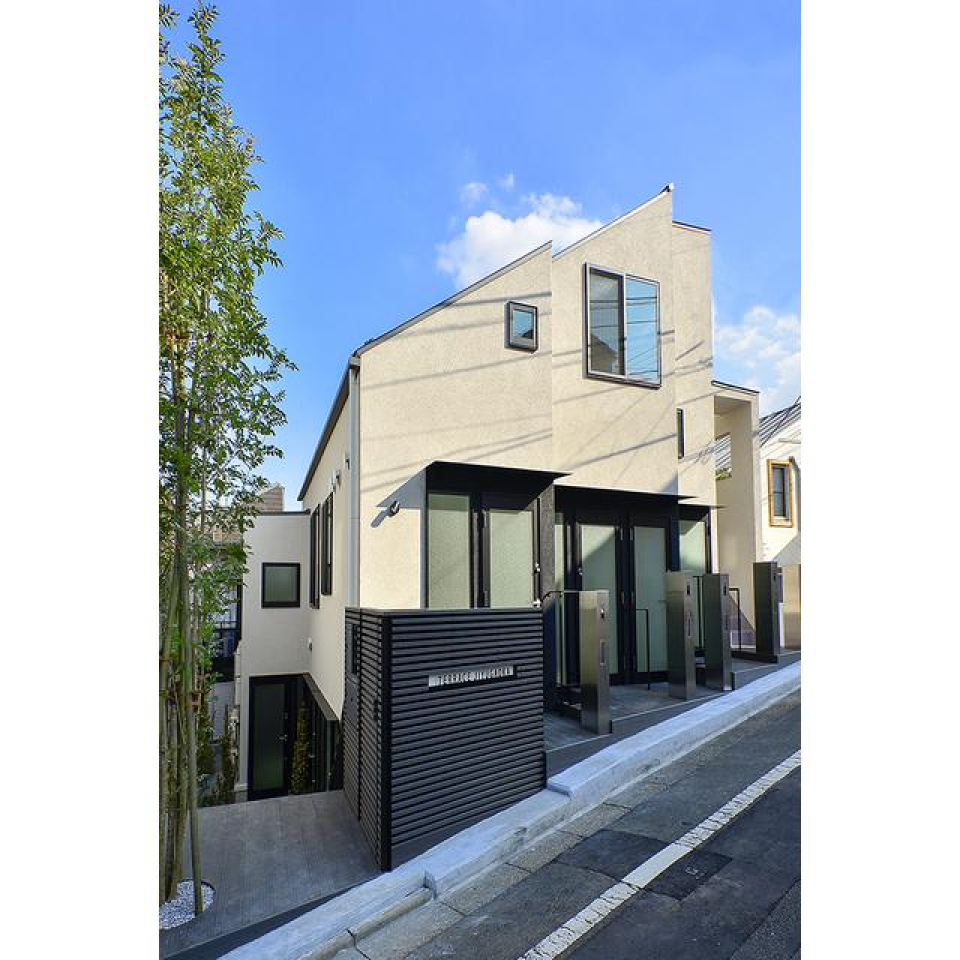 斜めの屋根が特徴的な可愛い建物。