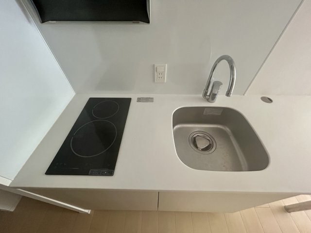 白くてシンプルなキッチン。右側に少し突き出たカウンター付きです。