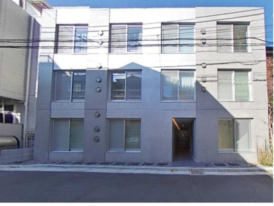 コンクリの優しい色合いが目印の建物です。