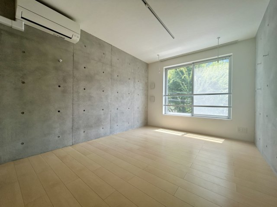 優しい色合いのお部屋に、あたたかい陽だまりが素敵…！