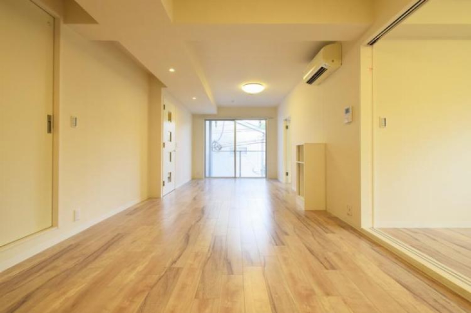窓に向かってスッと伸びる空間が気持ち良いお部屋！