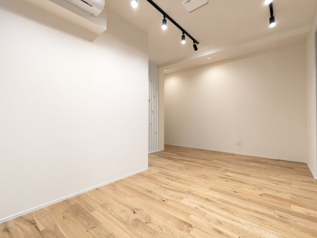 プロジェクター付きなので、白い壁に投影して大画面で映画が見れます！