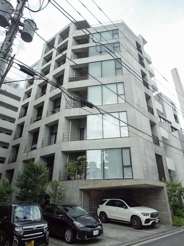 コンクリのどっしりとした建物。