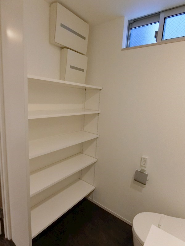 収納棚はこんなに！トイレットペーパーもストックし放題です。