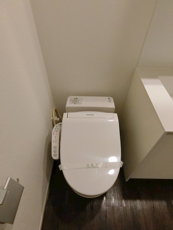 トイレも同室です。