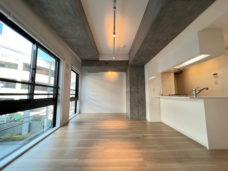 コンクリの柱が、空間に重厚感を足してくれています。