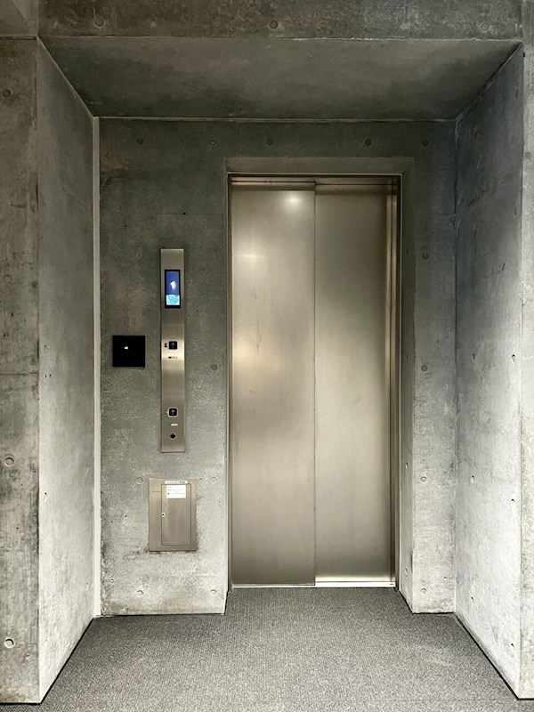 エレベーター周りはコンクリのかっこ良い空間。