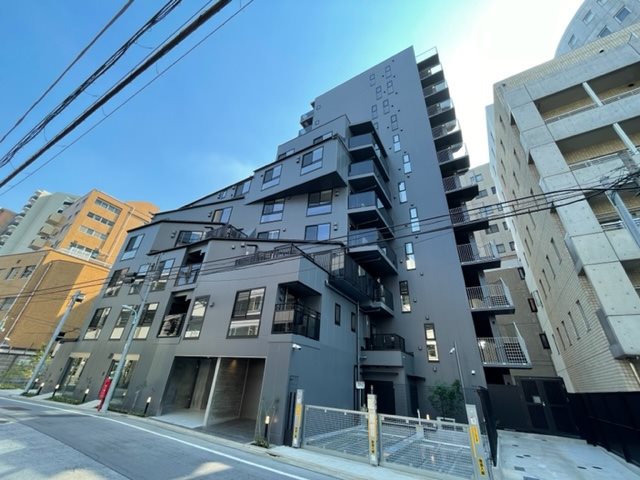 複雑な形のどっしりとした建物。
