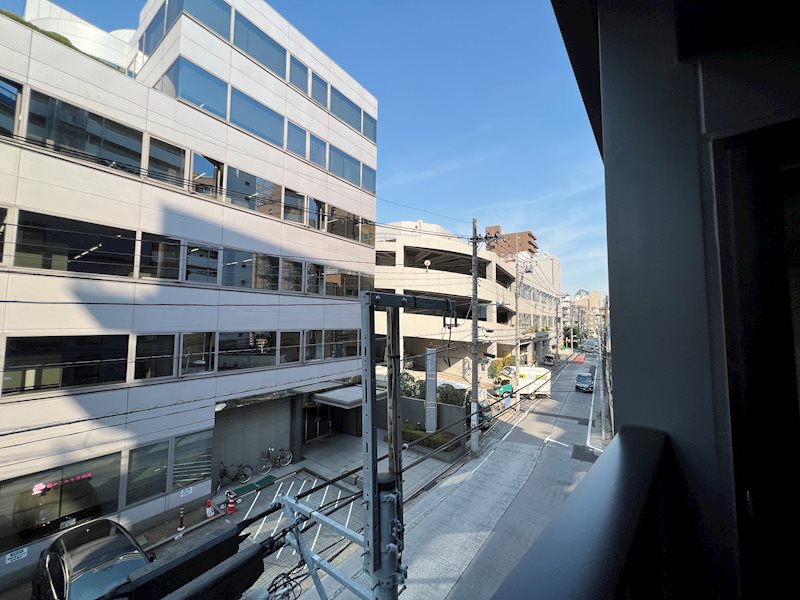 お向かいの建物とは少し距離があります。