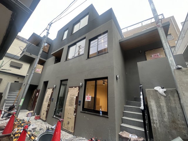 2024年11月に建った建物。落ち着いた色合いの素敵な外観です！