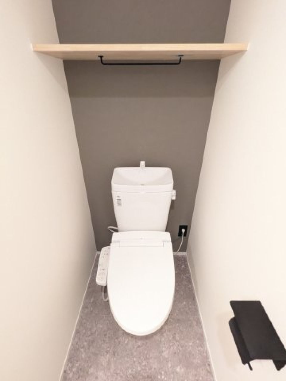 トイレはキッチン背面からアクセスできます。