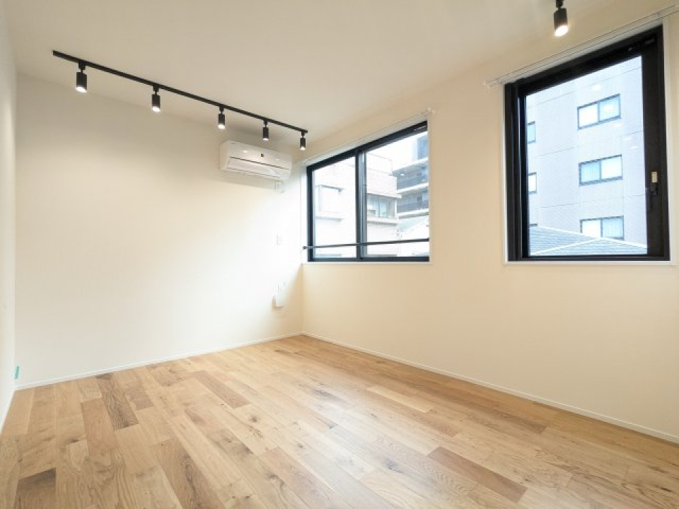 広い方の洋室も、窓がたくさん合って明るい！