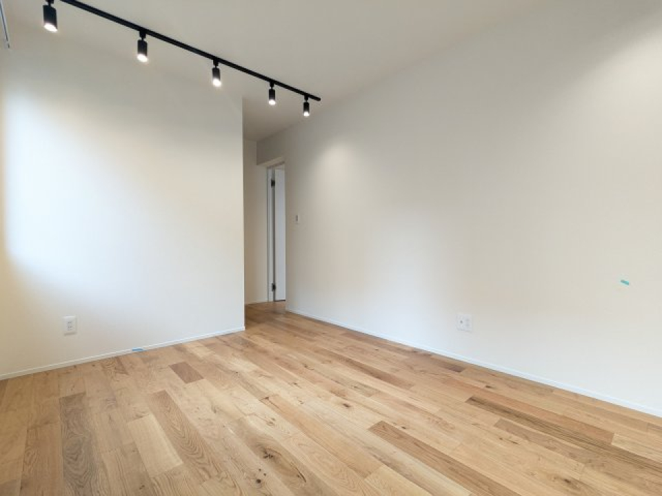 寝室にするならこっちが良いかな。大きなベッドもどーんと置けそうです。