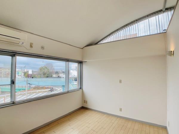8帖の洋室。北向きの壁に窓が広がります。