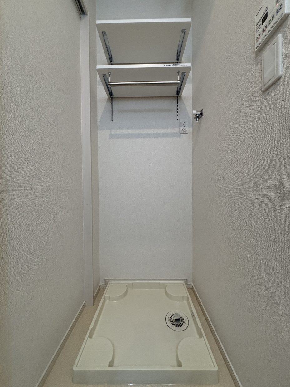 洗濯機置き場の上にはタオル替え付き。