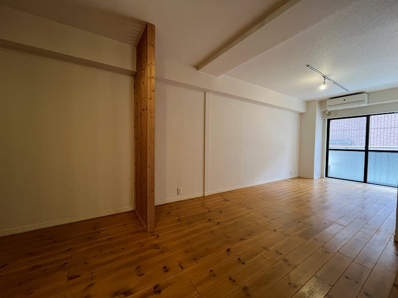木の素材を感じる落ち着いた空間。