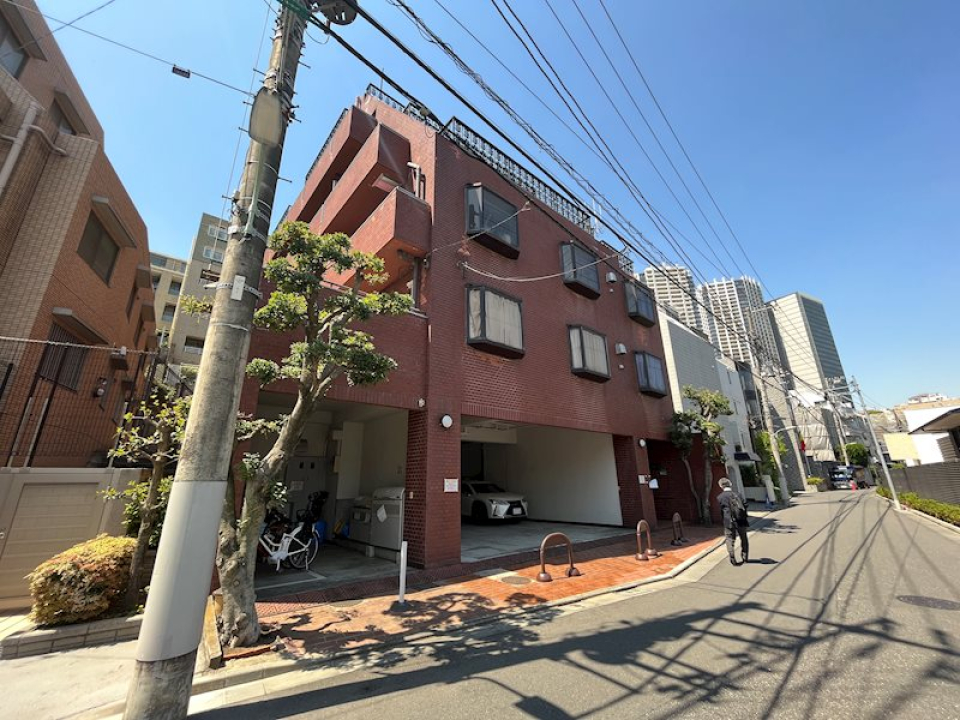 外観は赤レンガ。
