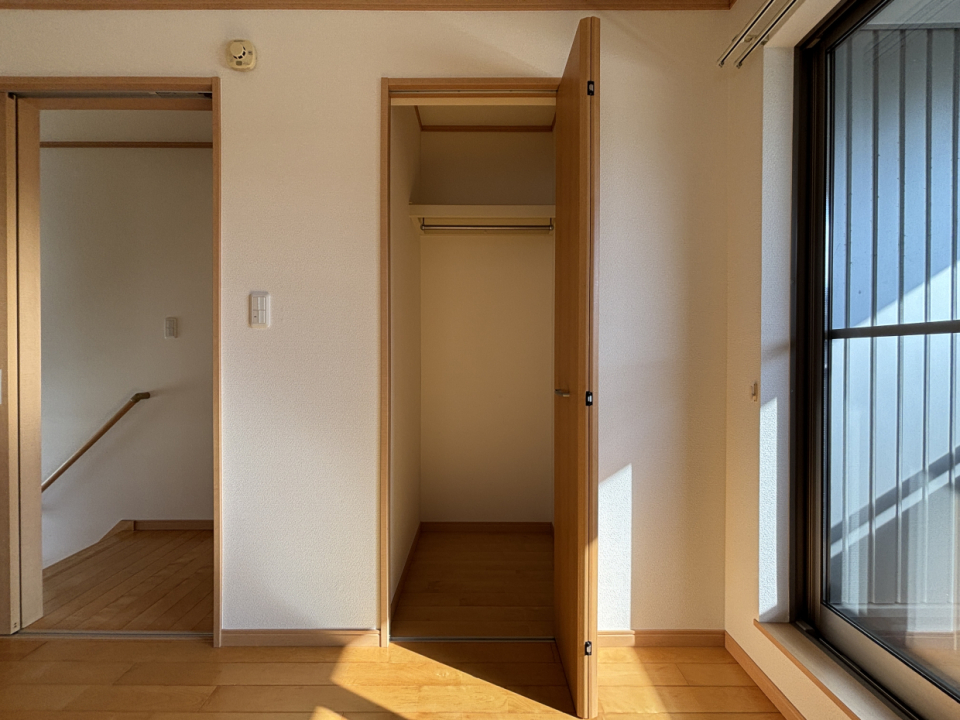 ミニ収納もついてるので、洋服とは別にしまいたいものがあっても安心。