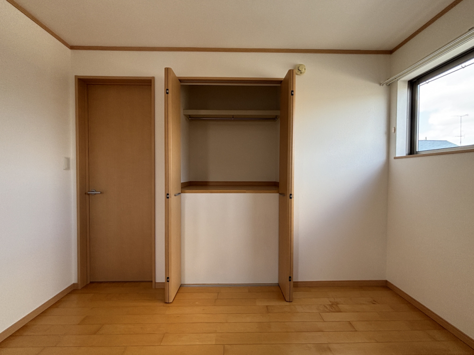 階段上なのでここの収納は小さめ。