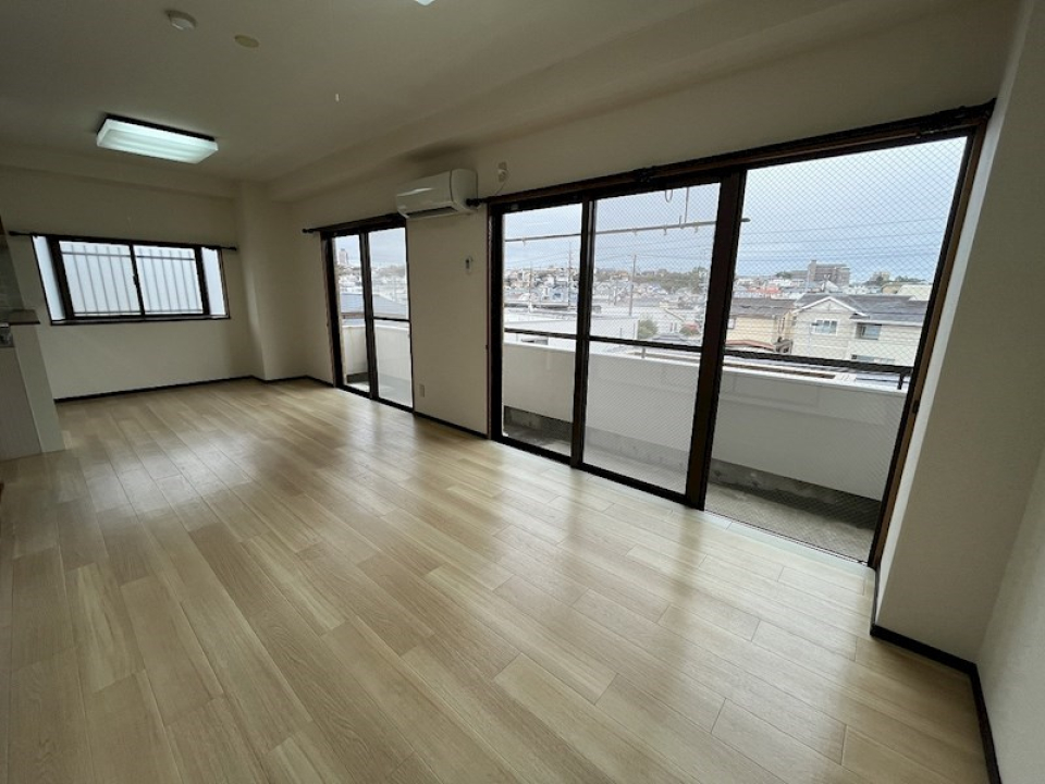 角部屋で二面採光なので明るい室内。