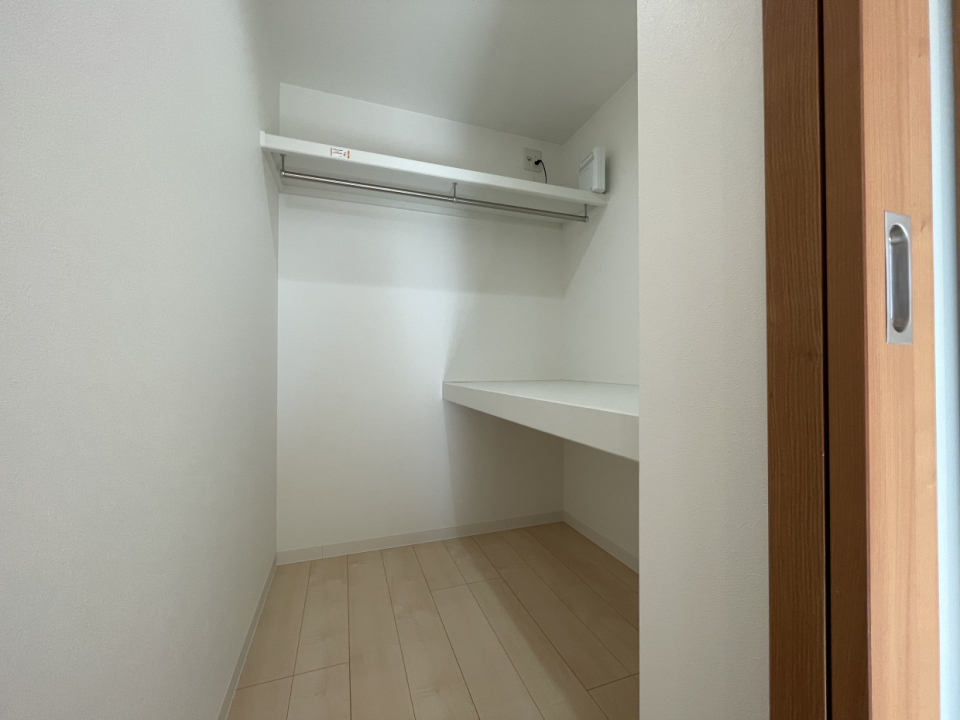 WIC付きのお部屋は、お布団も楽々しまえそうです。