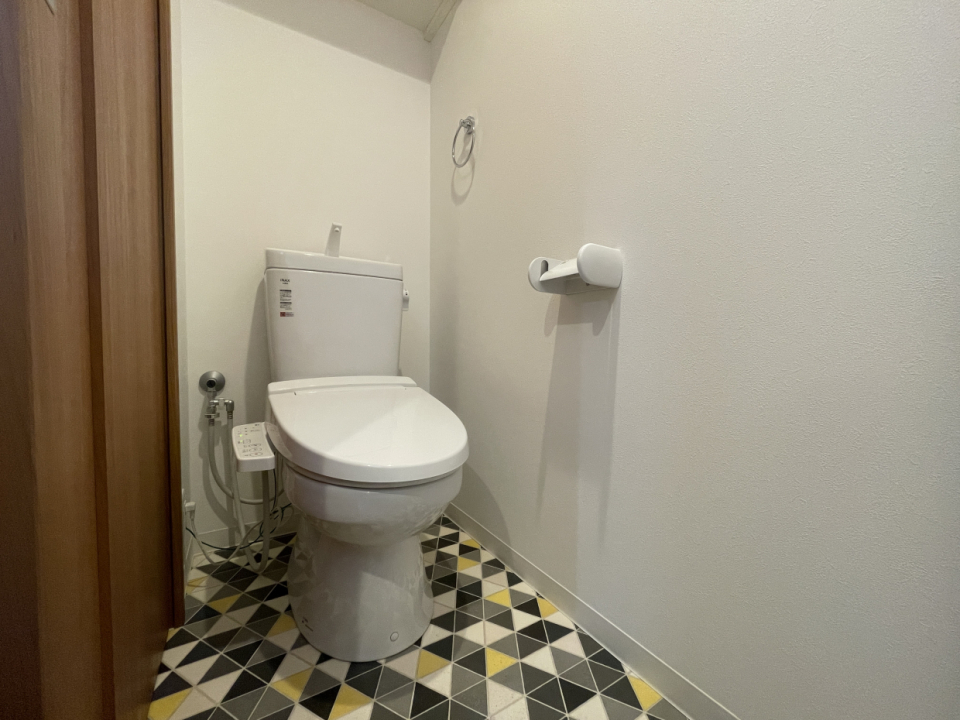 上段に棚があるので、掃除道具・トイレットペーパー等置けそうです。
